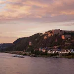 Sleek Minutes Away From Deutsches Eck アパート