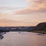 Sleek Minutes Away From Deutsches Eck アパート