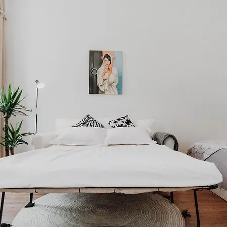 Апартаменты Sleek Minutes Away From Deutsches Eck