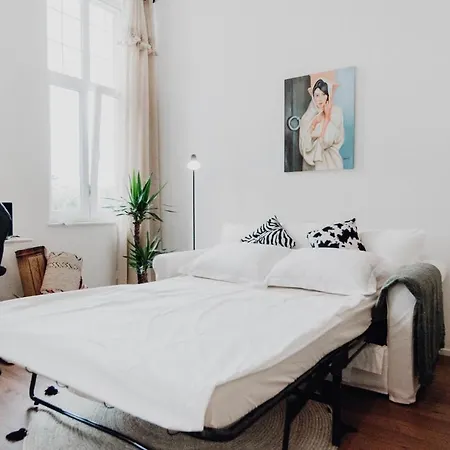 Апартаменты Sleek Minutes Away From Deutsches Eck