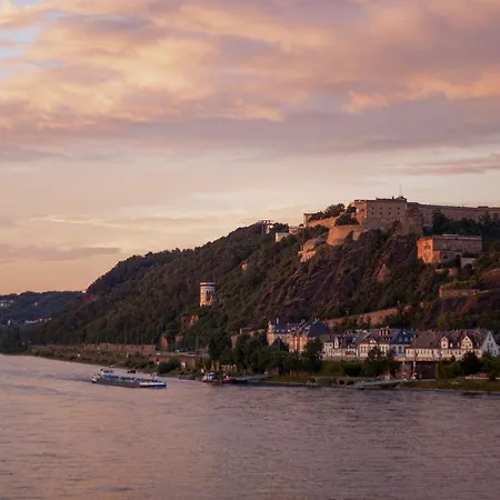 Sleek Minutes Away From Deutsches Eck 아파트