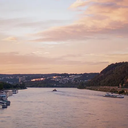 Sleek Minutes Away From Deutsches Eck Daire