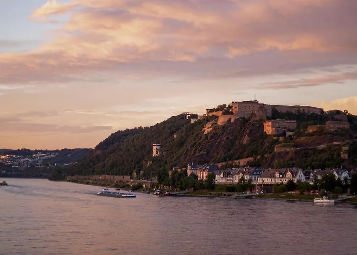 Sleek Minutes Away From Deutsches Eck Apartamento