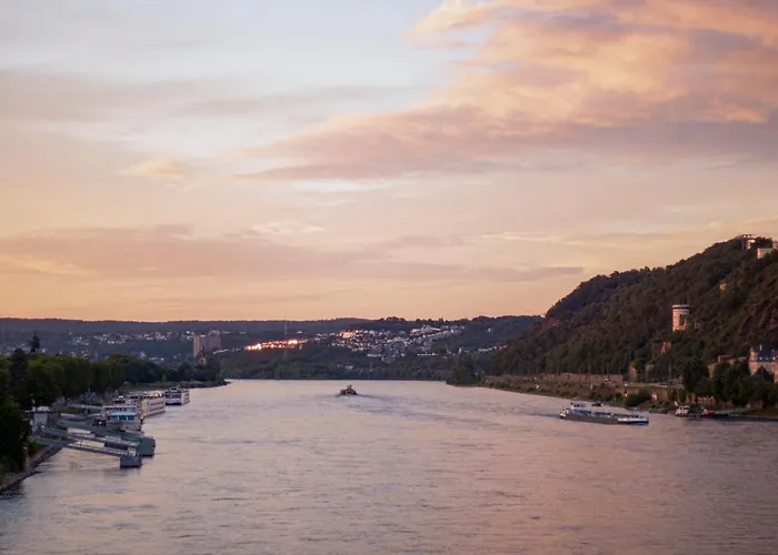 Sleek Minutes Away From Deutsches Eck Daire